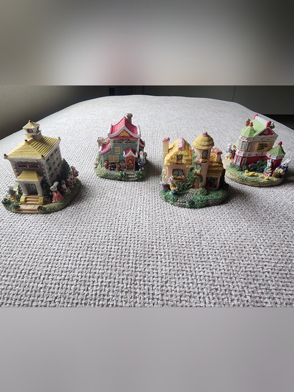 Miniature Cottage Figurine Set - Pastel Yellow & Pink Home Accents